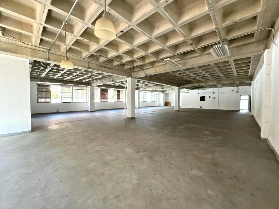 EDIFICIO COMERCIAL E INDUSTRIAL EN VENTA – LA URBINA - 39