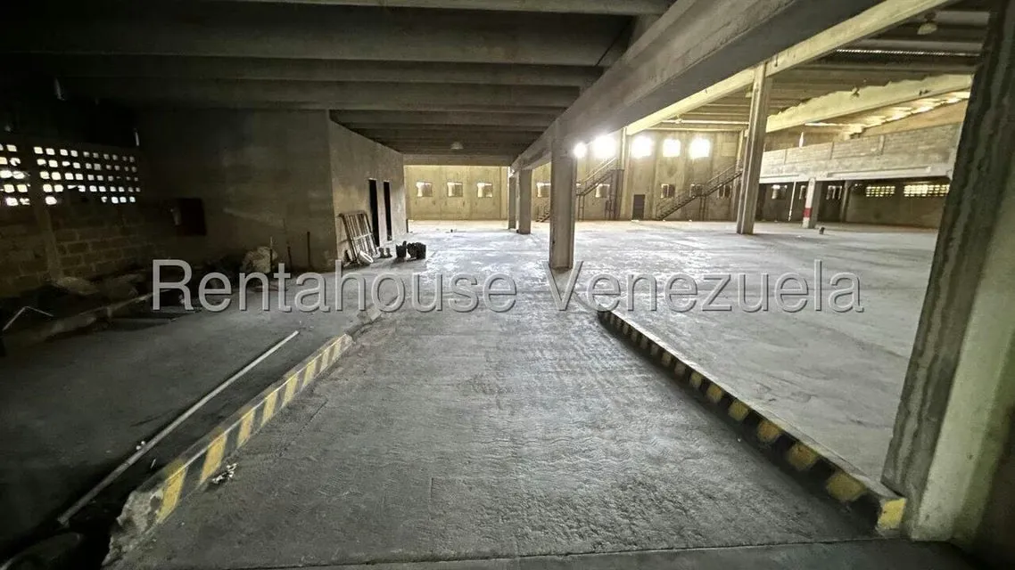Comercial (Local Comercial) en Venta en Sector Industrial Cloris, Miranda - 24