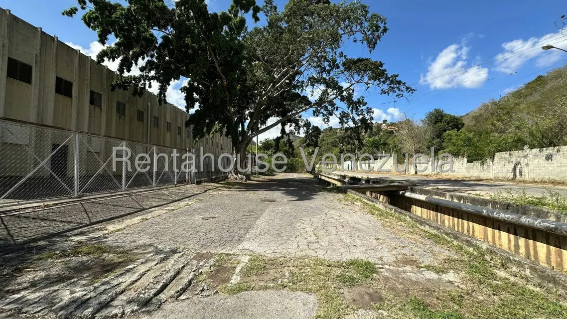 Comercial (Local Comercial) en Venta en Sector Industrial Cloris, Miranda - 46