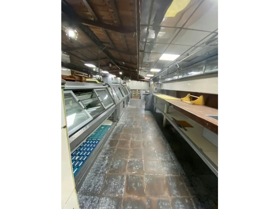 Edificio en venta o alquiler 1173m², Av. Fuerzas Armadas - 12