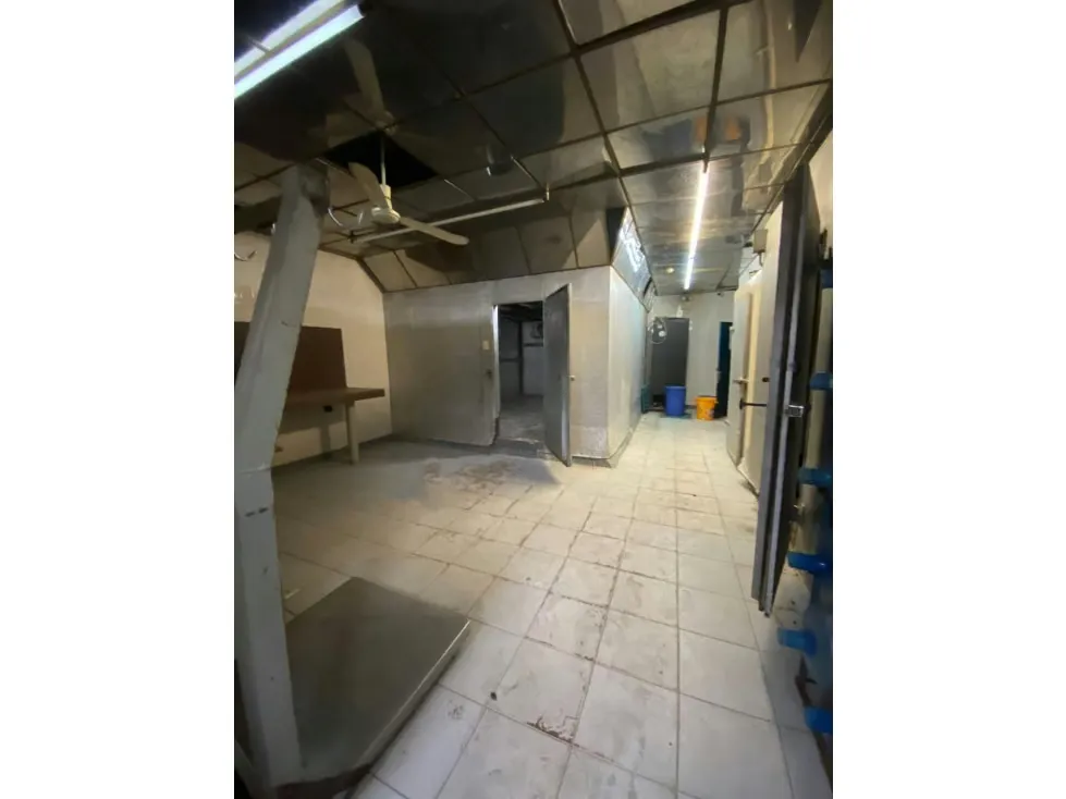 Edificio en venta o alquiler 1173m², Av. Fuerzas Armadas - 13