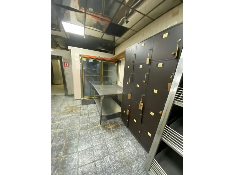 Edificio en venta o alquiler 1173m², Av. Fuerzas Armadas - 14