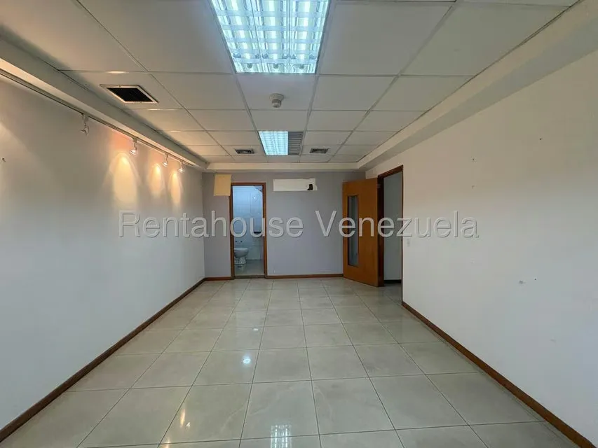 Oficina en Alquiler en Los Palos Grandes, Distrito Metropolitano - 24