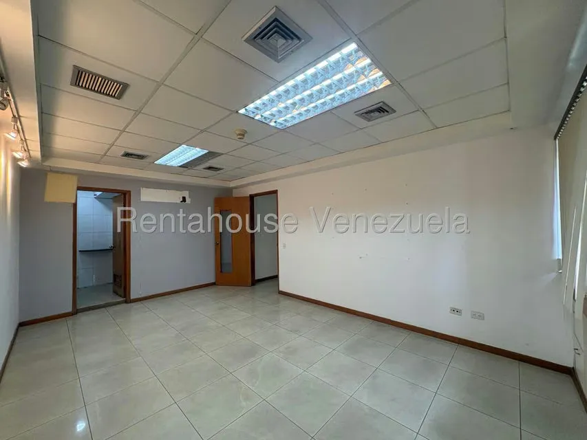 Oficina en Alquiler en Los Palos Grandes, Distrito Metropolitano - 25