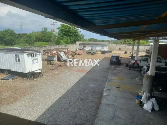 En Alquiler Galpón Industrial 468m² con Oficinas, Baños, Luz Trifasica y Agua + Casa 312M2. Todo en Terreno Propio de 2792M2 ¡Listo para Operar!