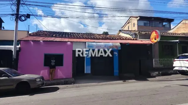 CASA EN VENTA. Barrio Obrero Al frente de la plaza los mangos
