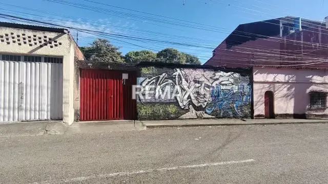 CASA EN VENTA. Barrio Obrero Al frente de la plaza los mangos - 8