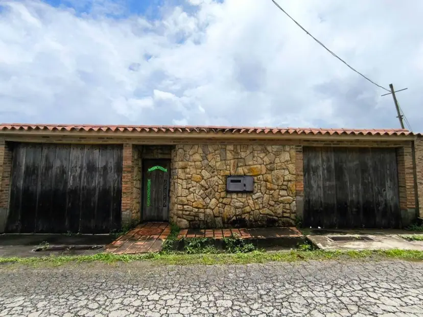 Casa de 400 m² en Sabaneta, El Hatillo con amplio terreno y anexos