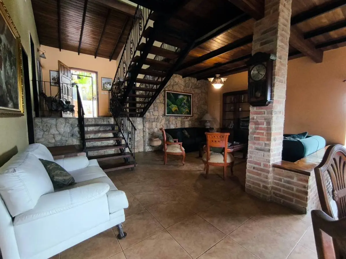 Casa de 400 m² en Sabaneta, El Hatillo con amplio terreno y anexos - 12