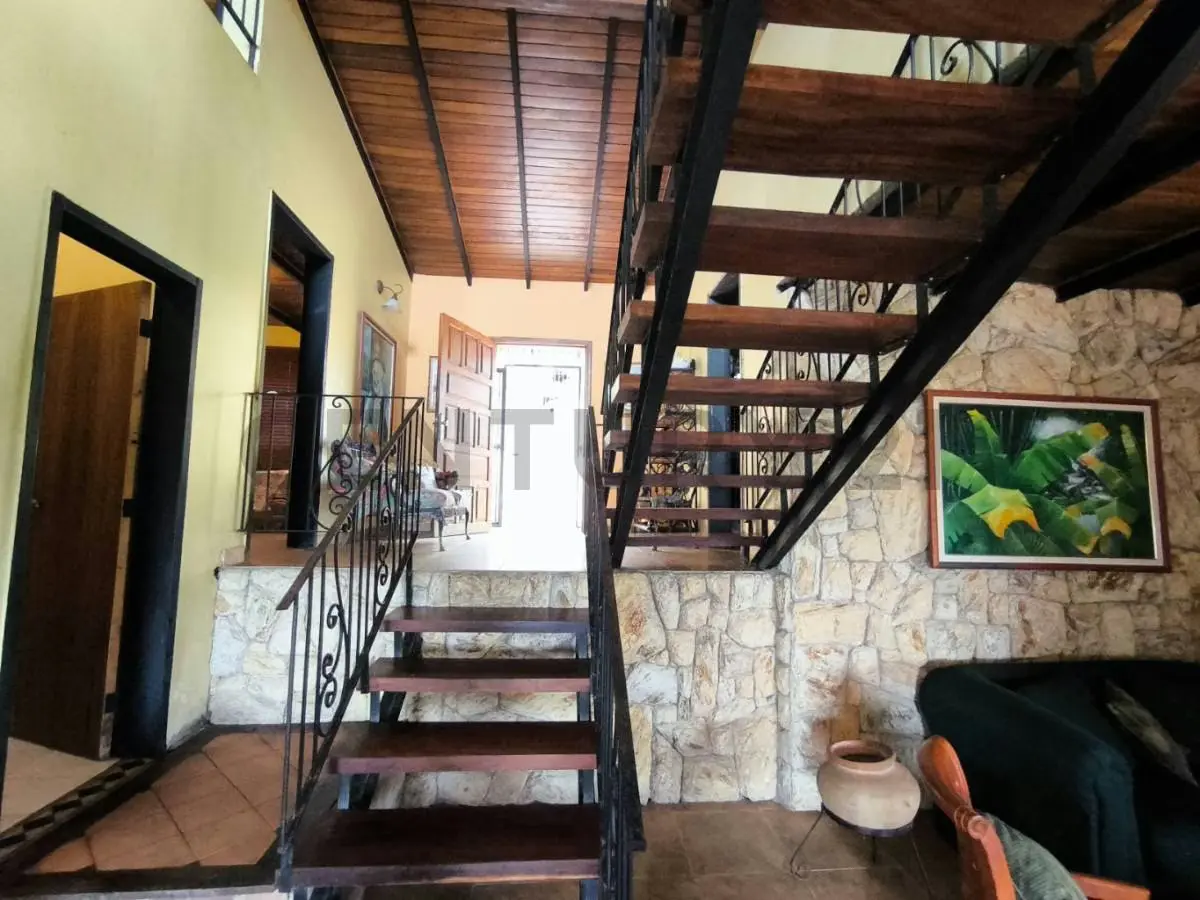 Casa de 400 m² en Sabaneta, El Hatillo con amplio terreno y anexos - 2