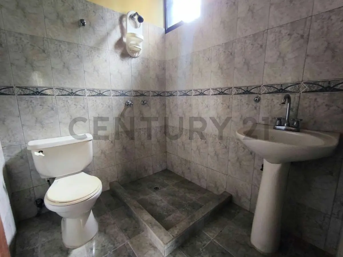 Casa de 400 m² en Sabaneta, El Hatillo con amplio terreno y anexos - 24
