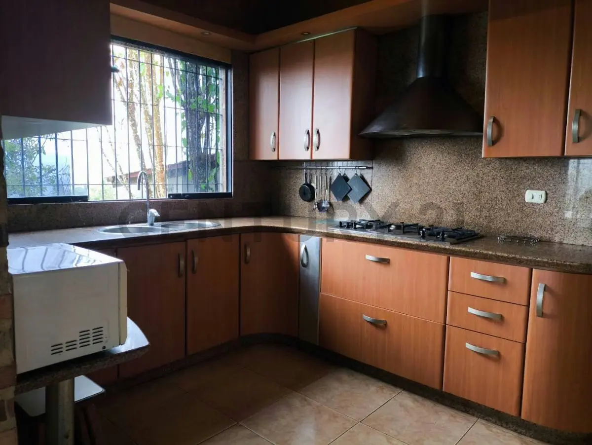 Casa de 400 m² en Sabaneta, El Hatillo con amplio terreno y anexos - 9