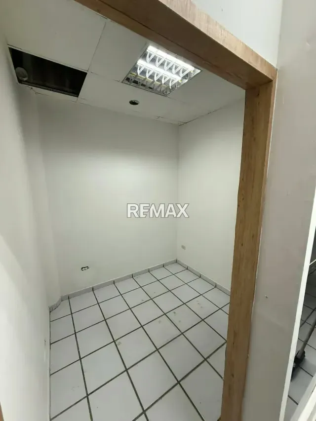 Local Comercial en Alquiler en Unicentro Naro - 5