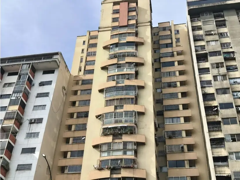 LINDO Y AMPLIO APARTAMENTO EN VENTA EN LOS RUICES 101mts/3H/2B/1PE