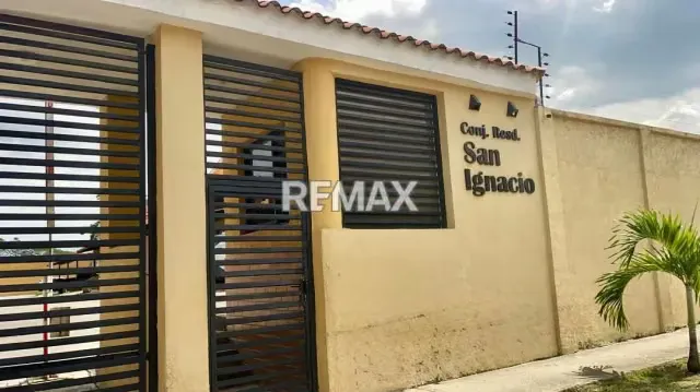 Vive la exclusividad y el confort en este espectacular Townhouse a estrenar ubicado en el Conjunto Residencial San Ignacio (San Diego, a solo 5 minutos de la Variante).