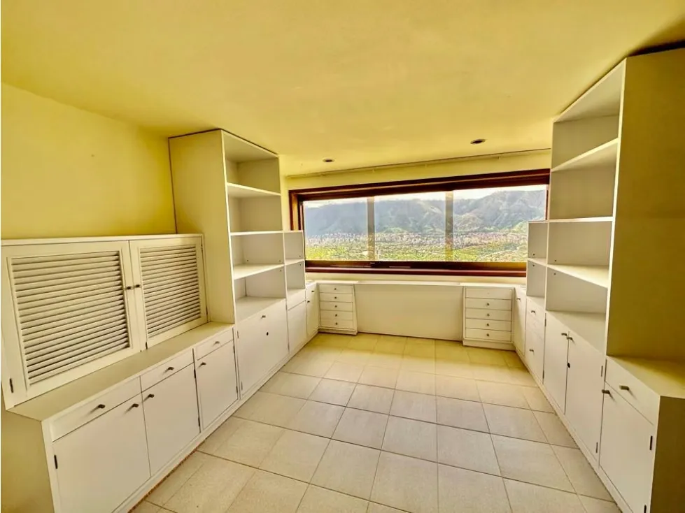 Se vende casa 1.200m2 6h+s+2ch/10b/6p Cerro Verde - 17