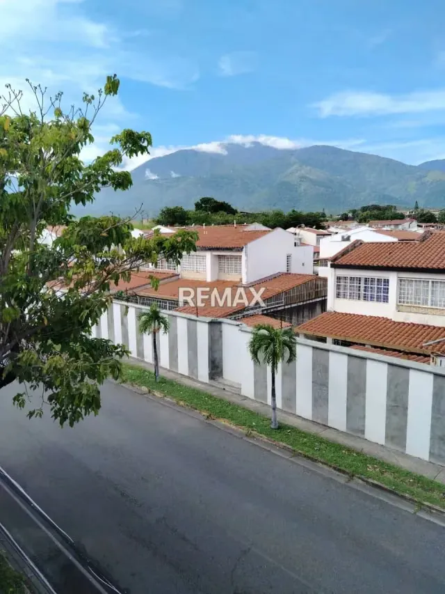 Venta de Casa ideal para inversion, negocio o familia numerosa, ubicada en Castillejo urbanizacion El Escorial. Guatire