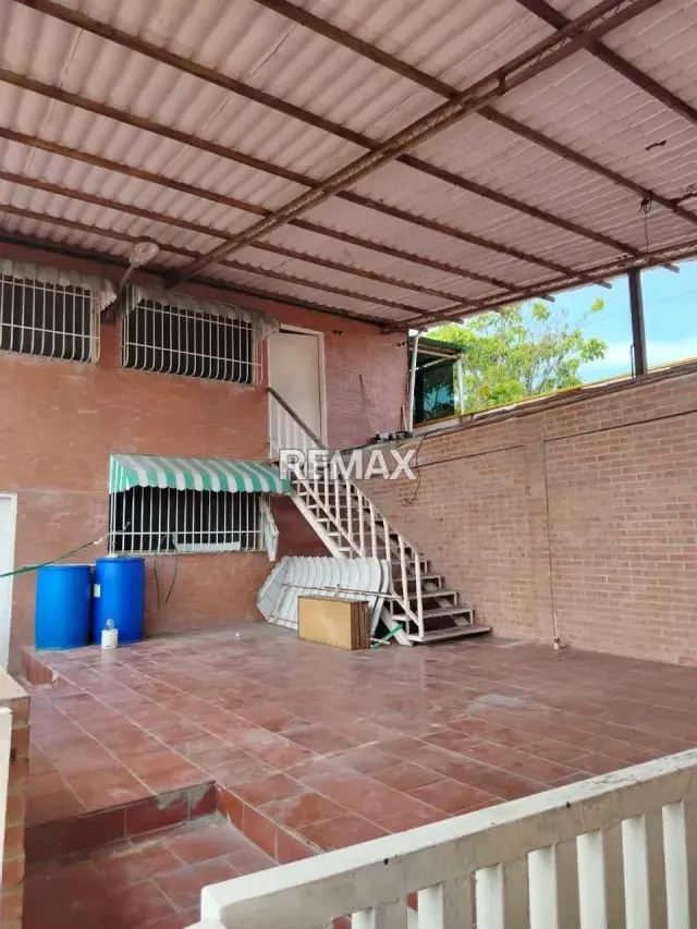 Venta de Casa ideal para inversion, negocio o familia numerosa, ubicada en Castillejo urbanizacion El Escorial. Guatire - 17