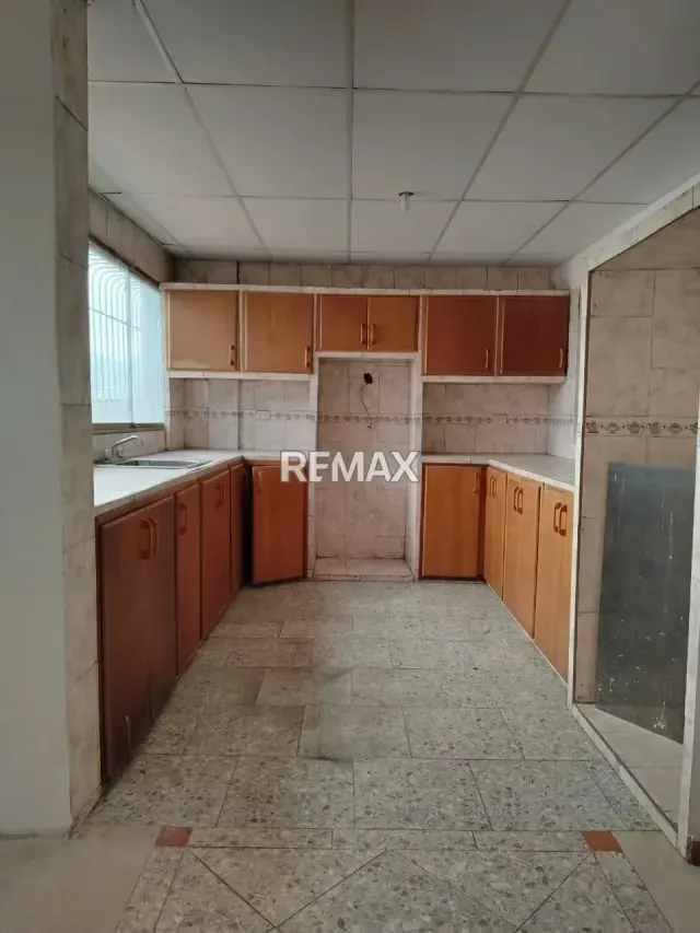 Venta de Casa ideal para inversion, negocio o familia numerosa, ubicada en Castillejo urbanizacion El Escorial. Guatire - 2
