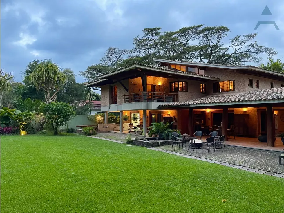 Se vende casa 2200m² 4h+s/4b+s/13e Country club
