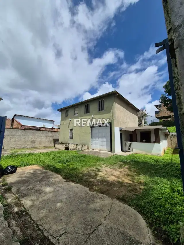 OPORTUNIDAD DE INVERSION TERRENO CON BIENHECHURIAS, PARA TERMINAR DE DESARROLLAR. URBANIZACION CALLE CERRADA EXCELENTE ZONA.