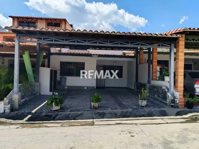Hermosa Casa en Venta Ubicada en la Urbanización Vista Real, Calle El Príncipe, Sector La Raya, Trujillo Capital