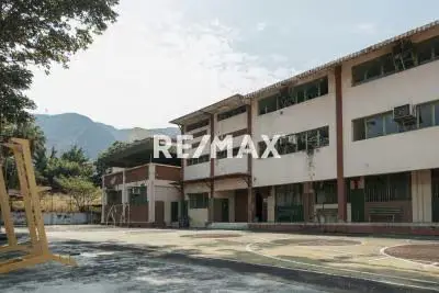 Edificación de 3 pisos en venta, Urb. Trigal Sur