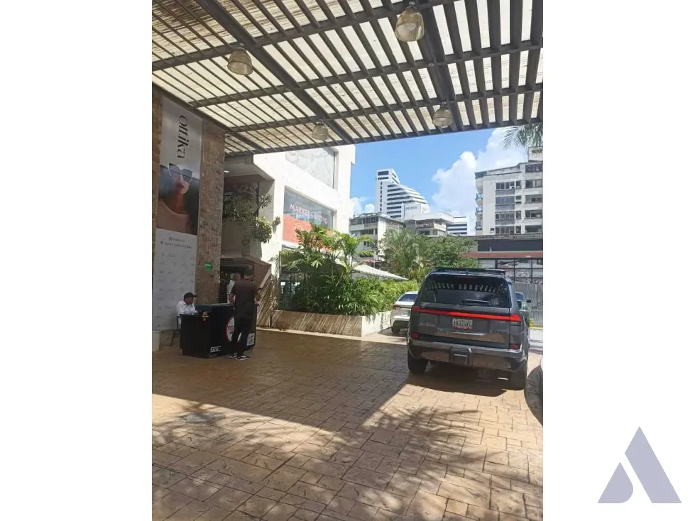 Se alquila Local 210m2 Altamira 4518