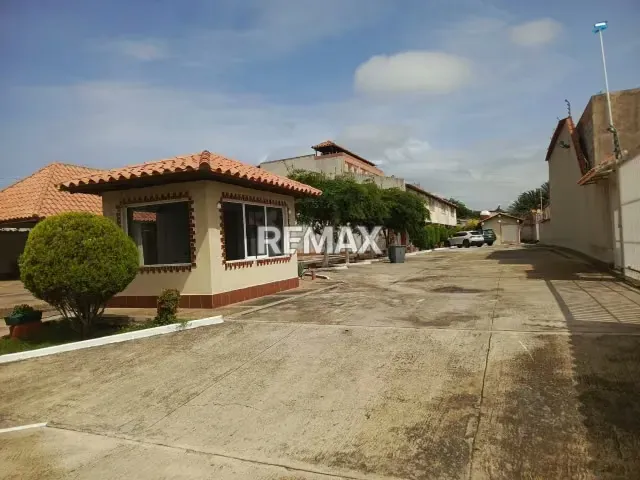 TH CON POTENCIAL, MODERNO CON EXCELENTE UBICACION EN UNA DE LAS MEJORES ZONAS DE LA ISLA DE MARGARITA 123M2 - 19