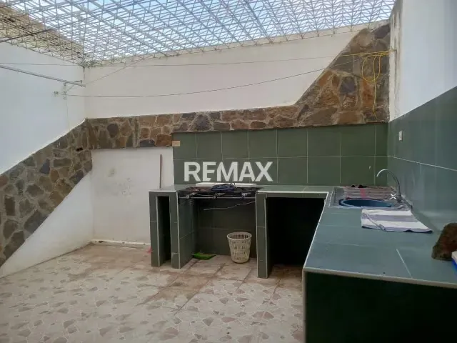 TH CON POTENCIAL, MODERNO CON EXCELENTE UBICACION EN UNA DE LAS MEJORES ZONAS DE LA ISLA DE MARGARITA 123M2 - 2