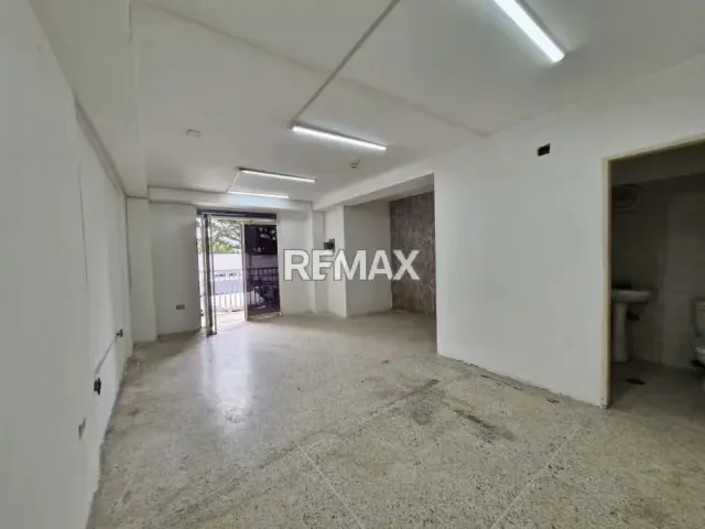Se alquila local comercial en el Edificio Marsee en Pueblo Nuevo* Al frente de la entrada de la Manga de Coleo de Asogata. - 2