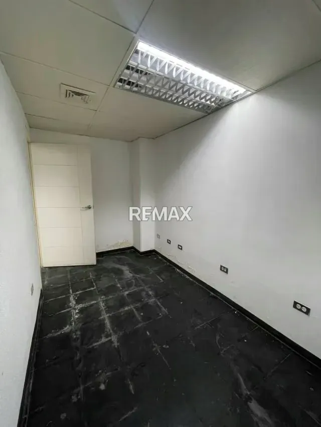 En Venta Local Comercial en el C.C. Paseo las Industrias. (al lado de la Alcaldía de Valencia) - 4