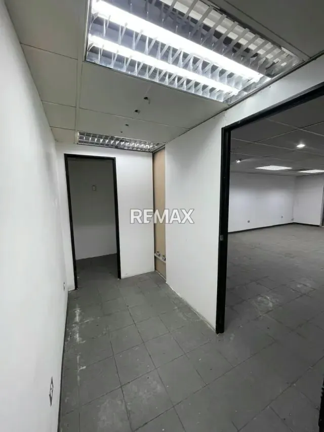 En Venta Local Comercial en el C.C. Paseo las Industrias. (al lado de la Alcaldía de Valencia) - 5