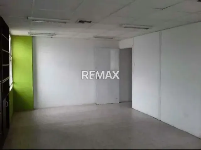 OFICINA EN VENTA. TORRE COSMOPOLITAN, MARACAY.