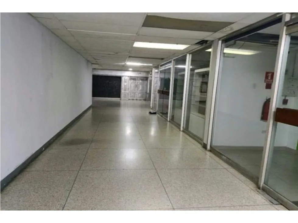 Se Alquila Local de 372 m2 en Centro Comercial Los Chaguaramos - 2