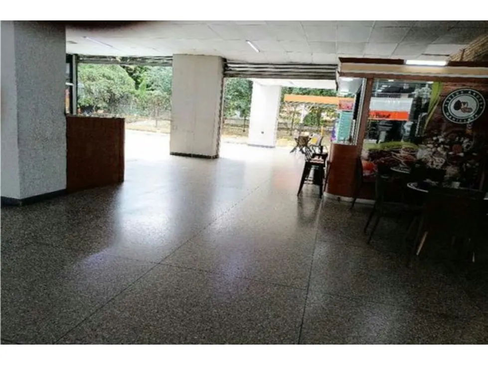 Se Alquila Local de 372 m2 en Centro Comercial Los Chaguaramos - 11
