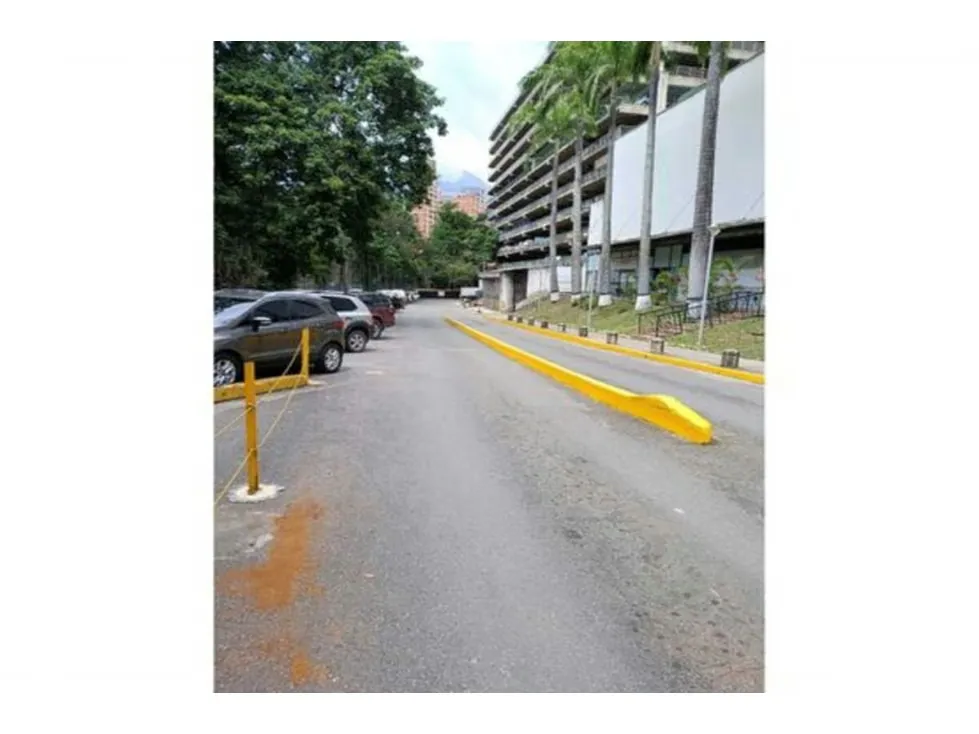 Se Alquila Local de 372 m2 en Centro Comercial Los Chaguaramos - 13