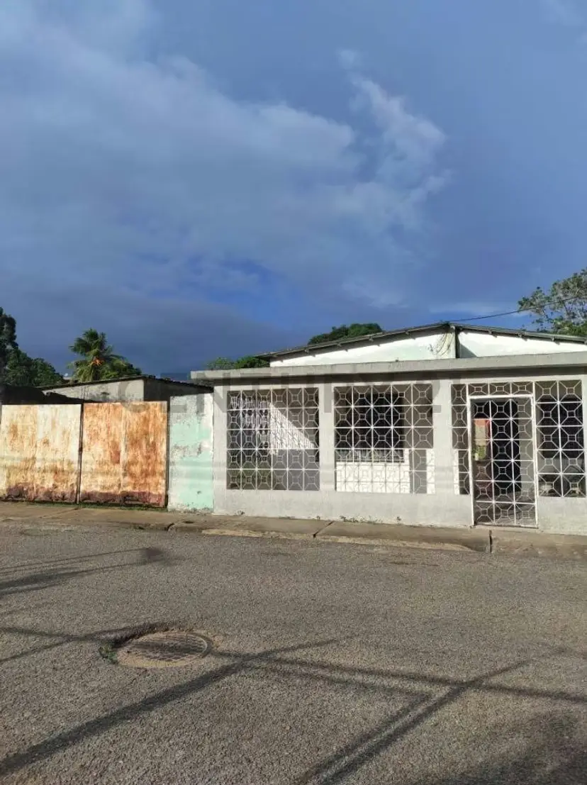 se vende casa con amplio terreno, en zona centro de la ciudad de maturín.