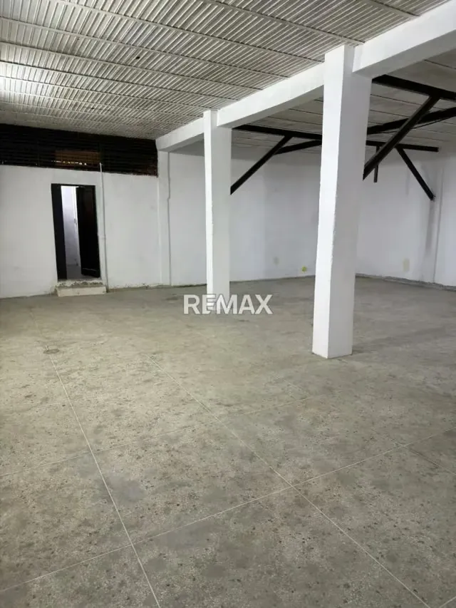 Alquilier de Local Comercial, ubicado en la calle Pichincha - 4