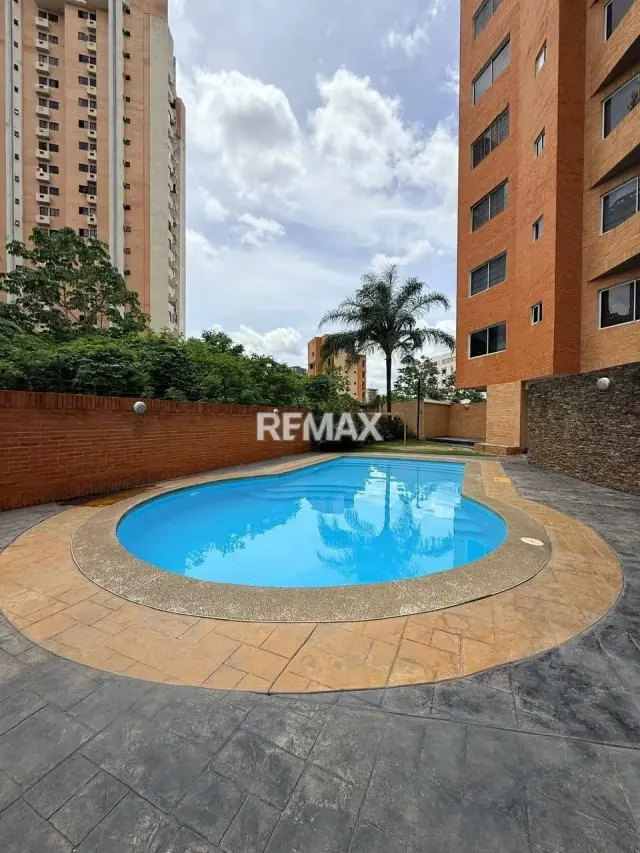 EN ALQUILER APARTAMENTO RES. MANDALAY SUITES URB. VALLE BLANCO - 2