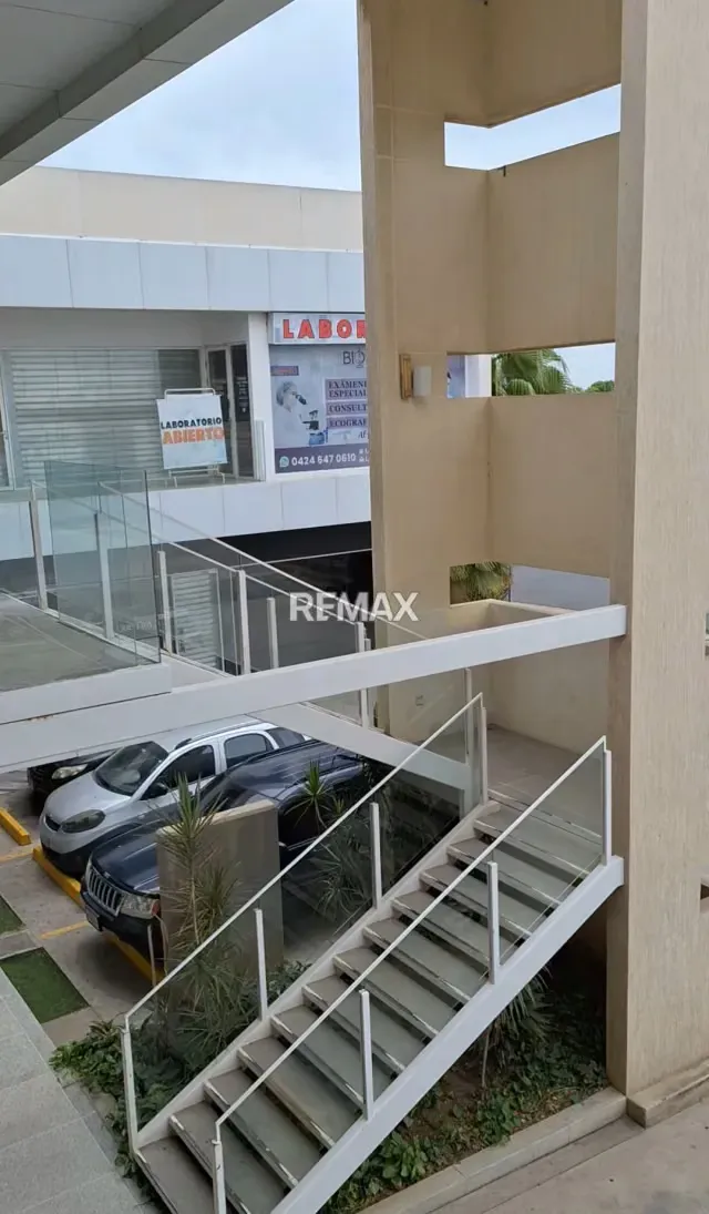 Alquilo local comercial en Centro Comercial Ciudadela Plaza. Planta Alta. Zona Oeste. Excelente ubicación.
