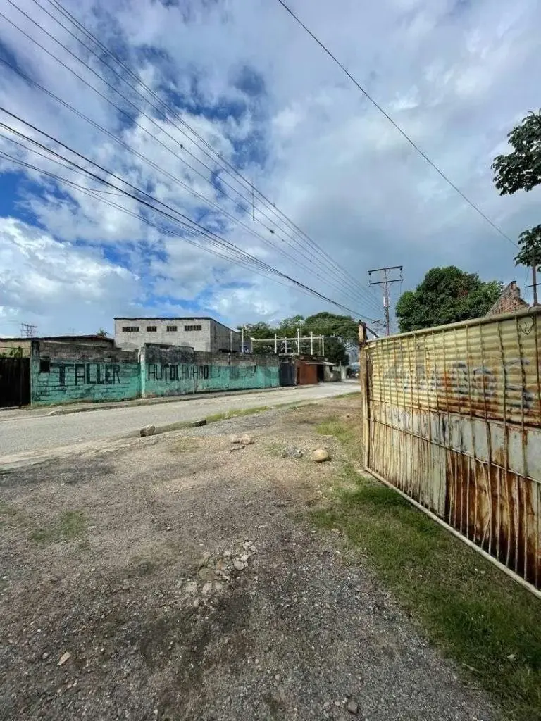 En Venta Terreno en la Av. Industrial - 2