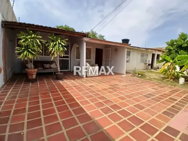 Se Vende linda Casa en Zona Residencial, Coro Edo. Falcón - 2