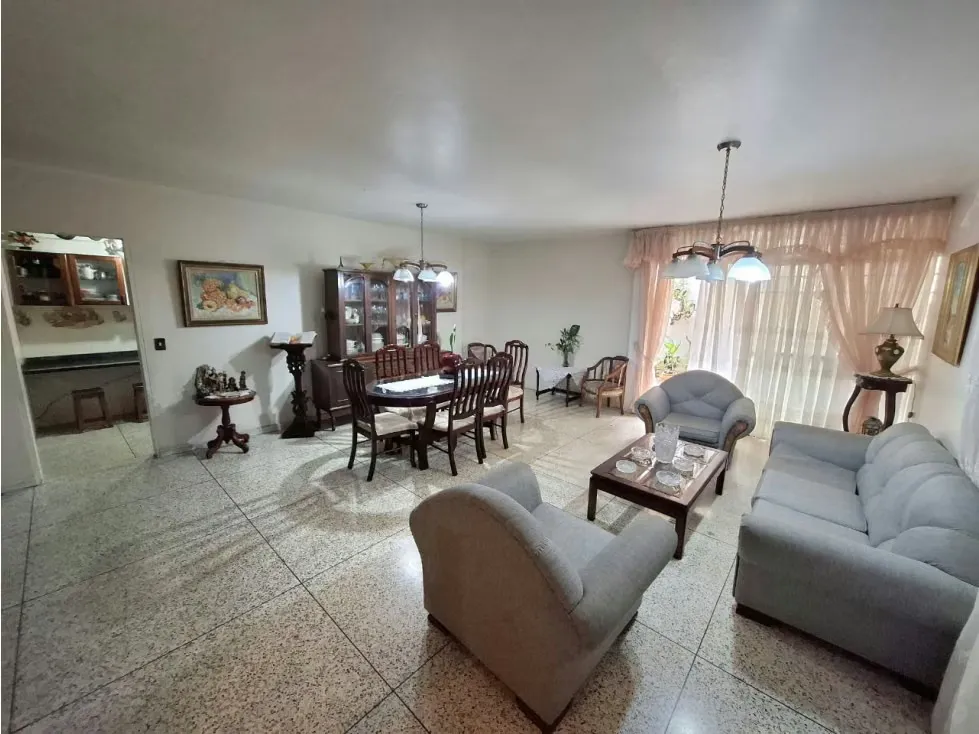 Vendo Casa de 2 Plantas en La Trinidad - 3