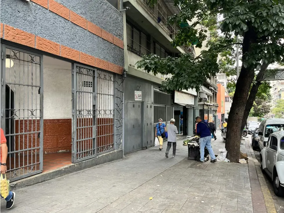 En Venta local Comercial Avda Fuerzas Armadas (edificio)