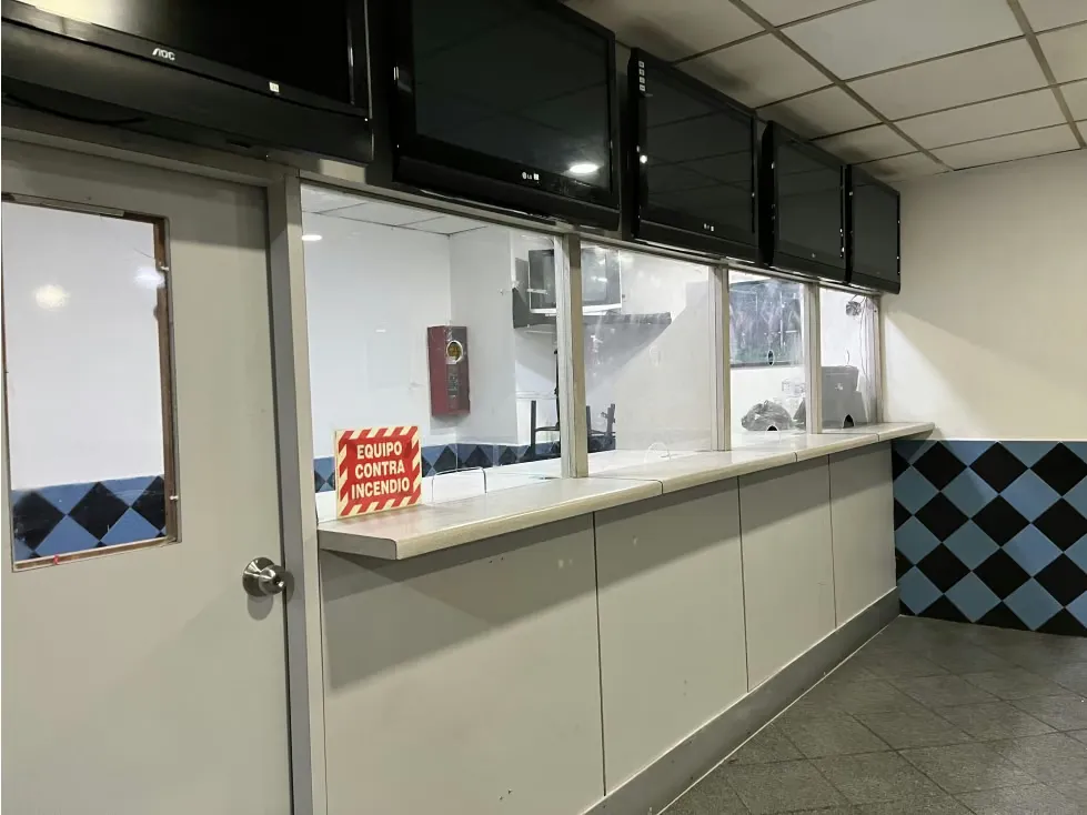 En Venta local Comercial Avda Fuerzas Armadas (edificio) - 11