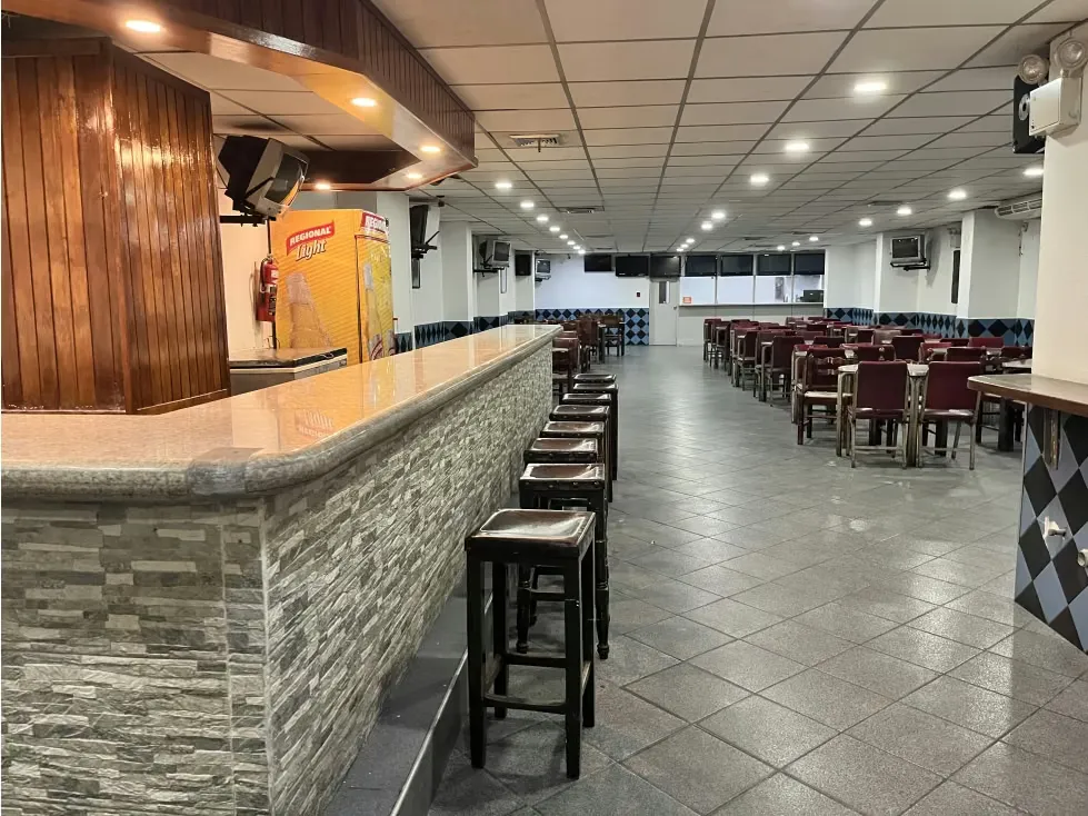 En Venta local Comercial Avda Fuerzas Armadas (edificio) - 13