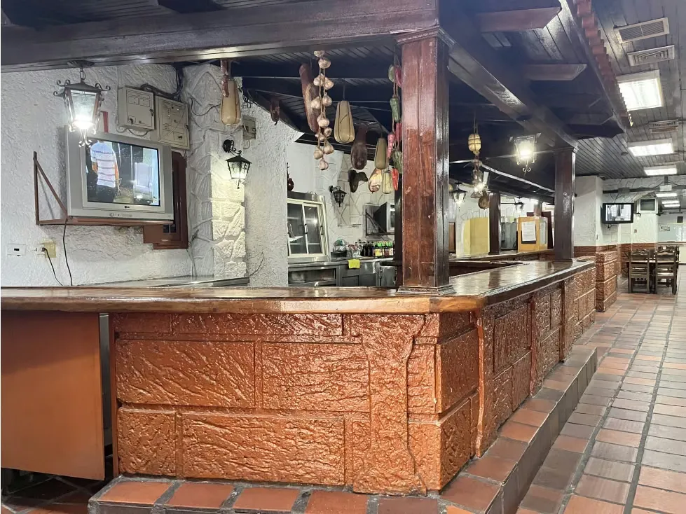 En Venta local Comercial Avda Fuerzas Armadas (edificio) - 3