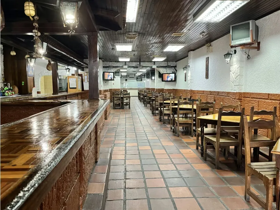 En Venta local Comercial Avda Fuerzas Armadas (edificio) - 4