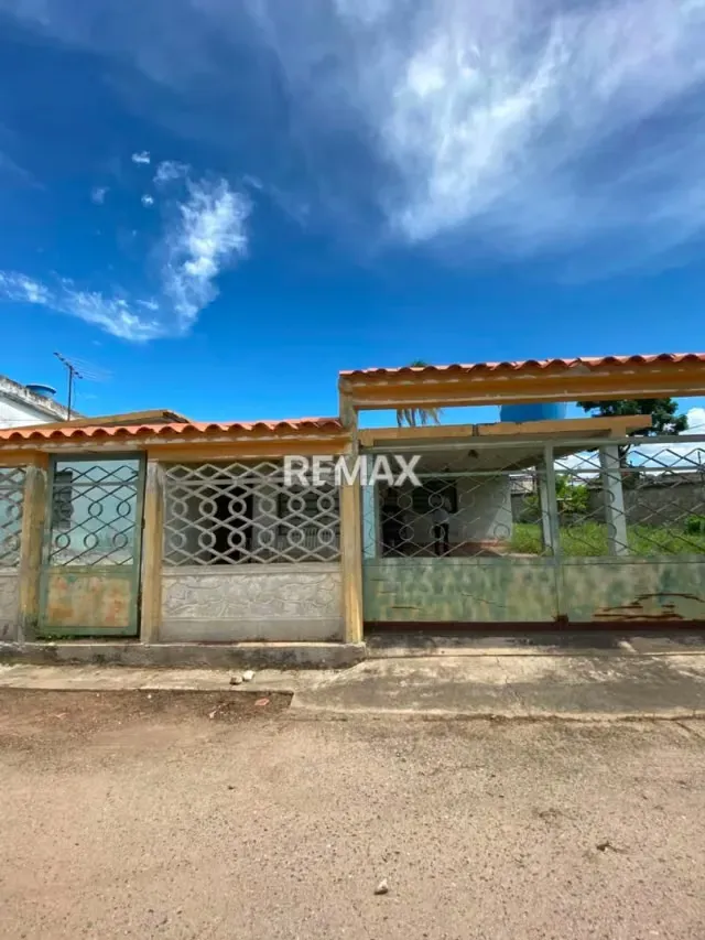 TERRENO CON AMPLIA CASA EN CIUDAD OJEDA - 2